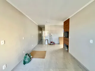 Vista do corredor interno de uma residência.