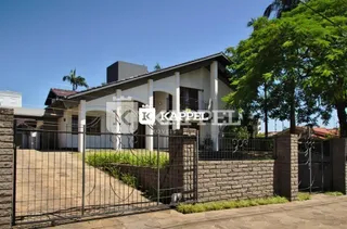Fachada de uma residência com muro e portão em Lajeado, Brasil.