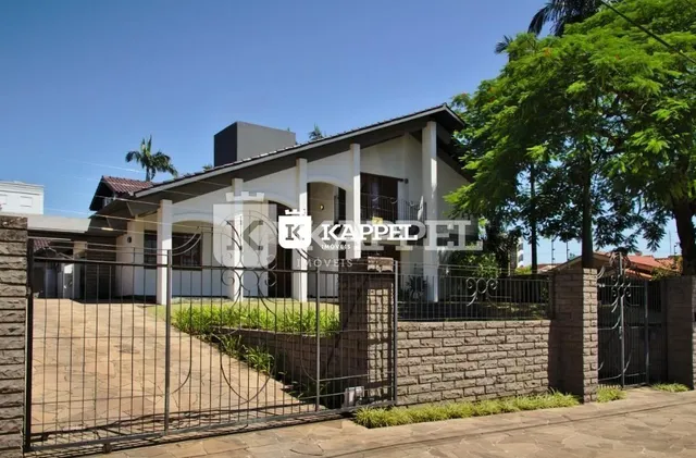 Fachada de uma residência com muro e portão em Lajeado, Brasil.
