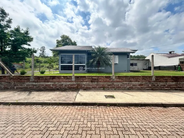 Fachada de uma casa residencial em Lajeado, Brasil, com telhado de telhas.