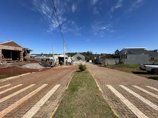 Vista externa de uma rua com construções em Lajeado, Brasil.