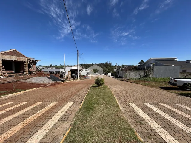 Vista externa de uma rua com construções em Lajeado, Brasil.