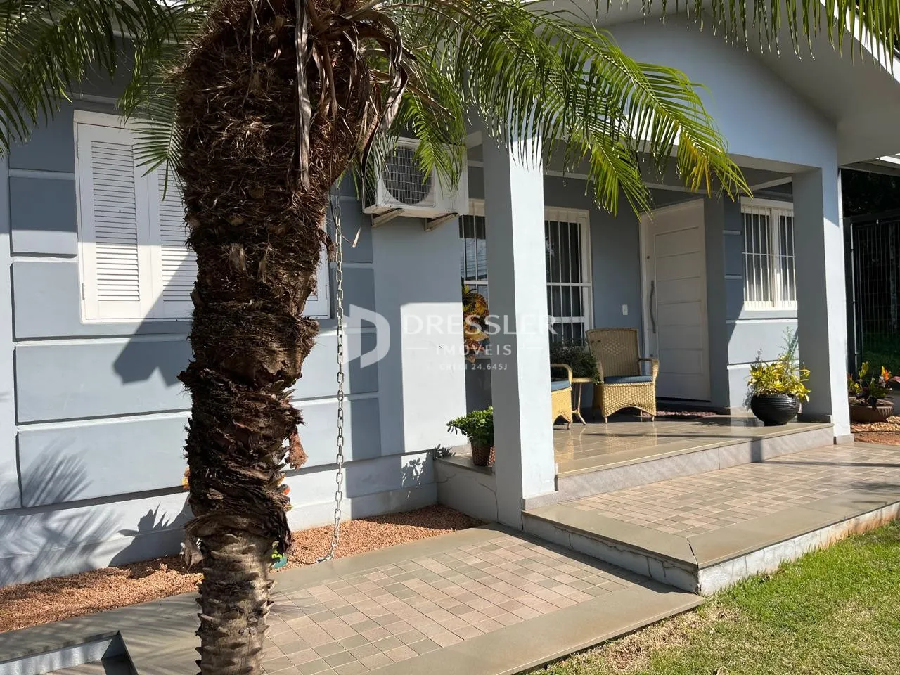 Fachada de uma casa em Lajeado, Brasil, com área externa.