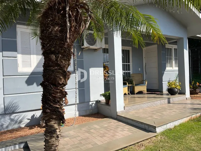 Fachada de uma casa em Lajeado, Brasil, com área externa.
