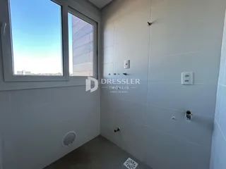 Vista interna de uma parede com janela em um imóvel.