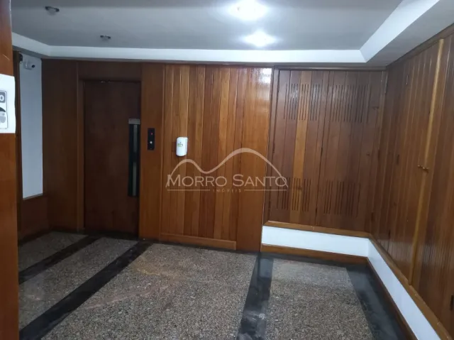 Interior com painéis de madeira e piso de carpete em um ambiente residencial.
