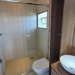 Foto de um banheiro mostrando um vaso sanitário.