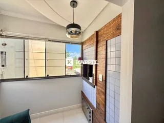 Sala de estar com grande janela e acabamentos modernos na residência.