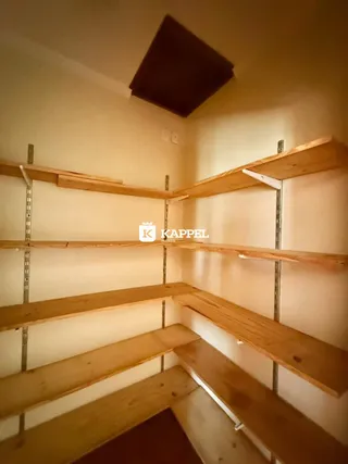 Foto de uma estrutura interna com vigas de madeira expostas.