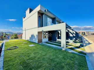 A fachada de uma casa moderna em Lajeado, Brasil.