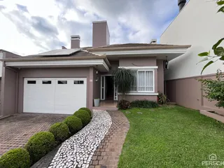 Vista externa de uma casa em Lajeado, Brasil, mostrando a garagem e o jardim frontal.