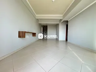 Hall de corredor com piso de cerâmica claro e prateleira de madeira na parede.
