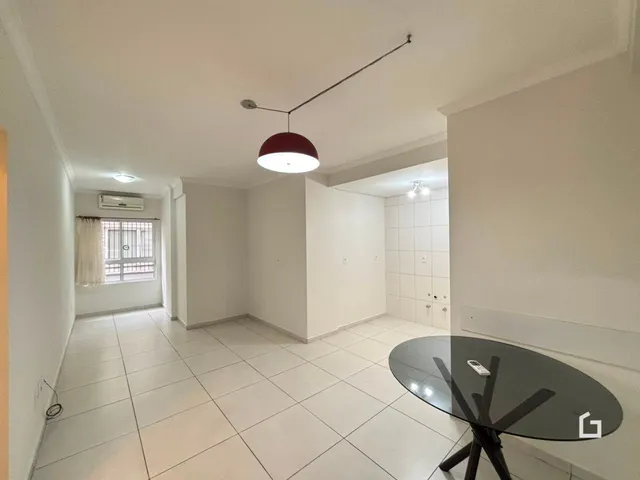 Hall de entrada com piso de cerâmica claro.