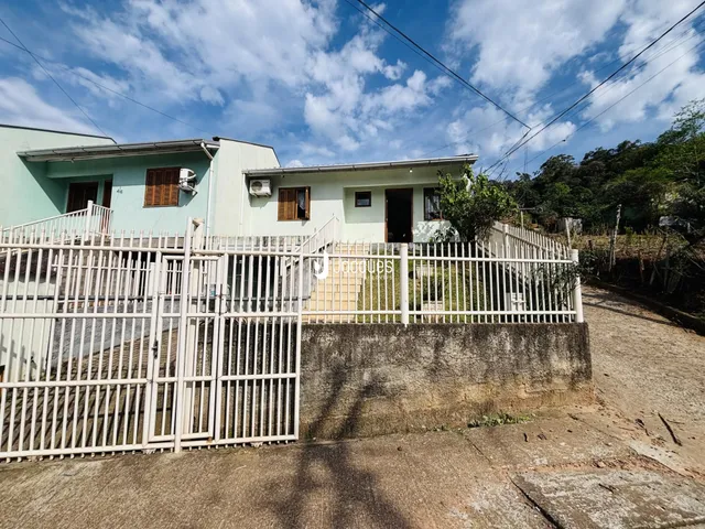 Vista da fachada de uma casa com cerca e portão em Lajeado, Brasil.
