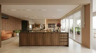 Interior de uma sala de estar com ilha de cozinha e grandes portas de vidro.