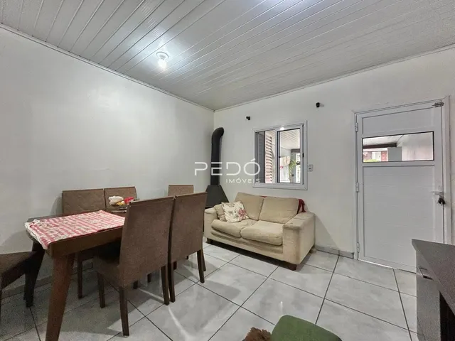 Sala de estar com sofá e mesa de jantar em um imóvel no Brasil.