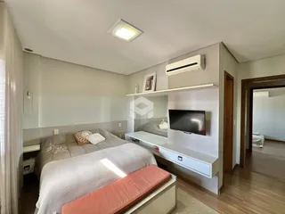 Quarto com cama e ar condicionado instalado na parede.