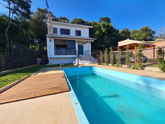 Foto da fachada de uma casa com piscina e deck em Lajeado.