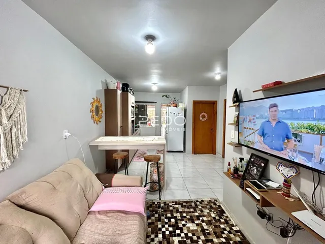 Sala de estar com sofá e área de jantar em um imóvel no Brasil.