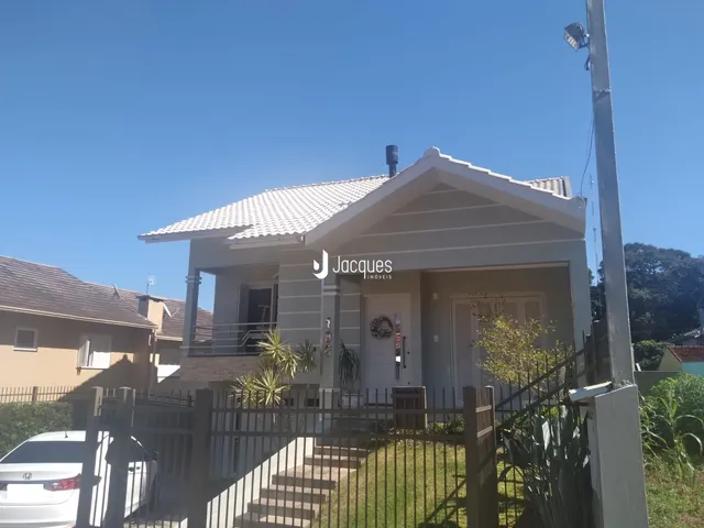 Fachada de uma casa em Lajeado com cerca e jardim.