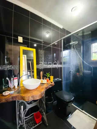 Foto de um banheiro moderno com revestimento de azulejos escuros.