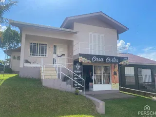 Fachada de uma casa em Lajeado, Brasil, com jardim gramado em primeiro plano.