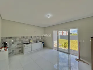 Vista da cozinha de uma propriedade em Lajeado, Brasil, com piso de cerâmica branco e portas de vidro.