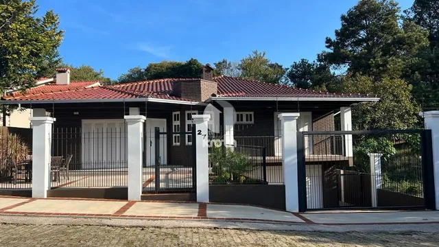 Casa com 4 dormitórios