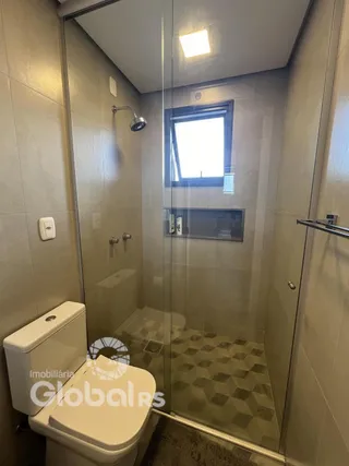 A foto mostra o interior de um banheiro com revestimento cerâmico.