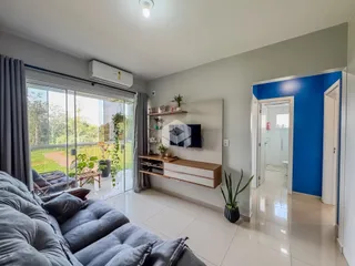 Sala de estar com vista para o jardim através de portas de vidro.