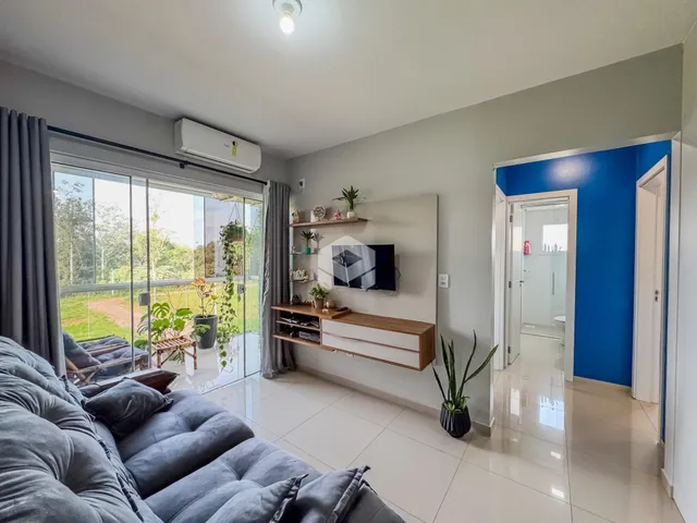 Sala de estar com vista para o jardim através de portas de vidro.
