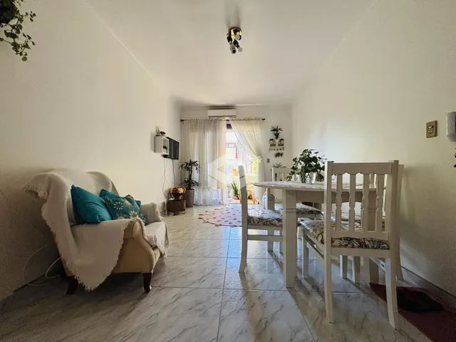 Sala de estar com sofá e mesa de jantar em um imóvel no Brasil.