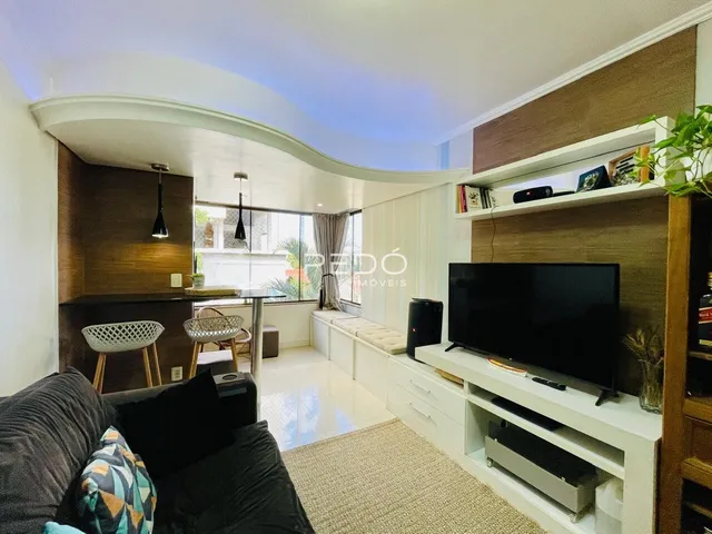 Sala de estar e jantar de um apartamento moderno em Lajeado, Brasil.