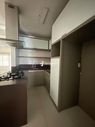 Foto de uma cozinha moderna com armários e bancadas em um imóvel no Brasil.