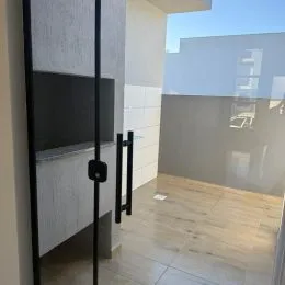 Foto de um ambiente interno com paredes claras e piso claro.