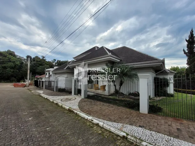 Fachada de uma casa em Lajeado, Brasil, com cerca e calçada.