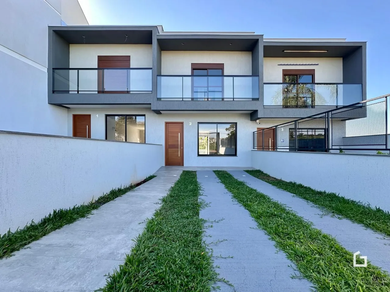 Fachada de uma casa moderna com pátio e jardim em Lajeado.