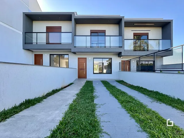 Fachada de uma casa moderna com pátio e jardim em Lajeado.