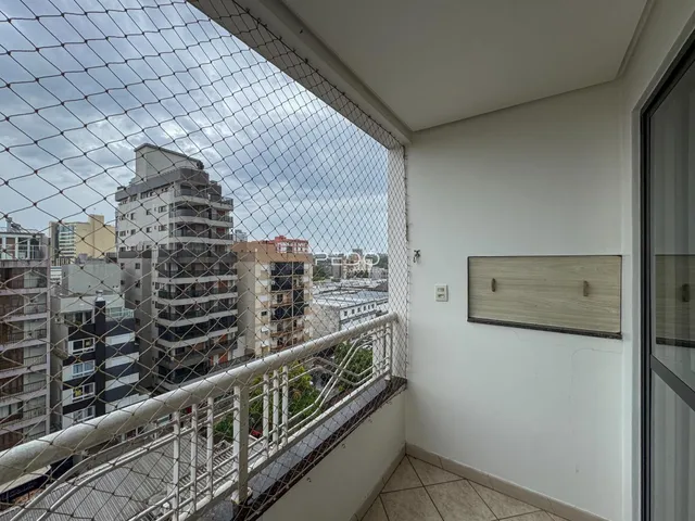 Vista da varanda de um imóvel em Lajeado, Brasil, com vista para edifícios vizinhos.