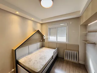 Quarto com cama e cabeceira em um ambiente moderno.