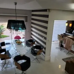 Foto de um ambiente interno com mesa de jantar e cadeiras.