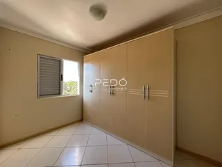 Ambiente interno com armários embutidos em uma sala.