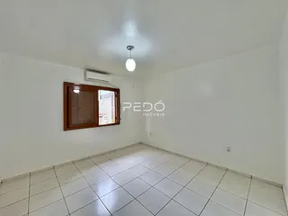 Sala de estar com piso de cerâmica e ar-condicionado instalado.