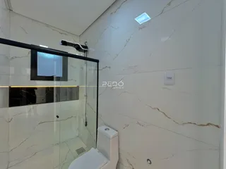 Banheiro com revestimento de mármore nas paredes