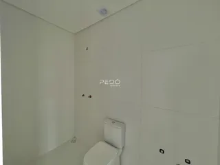 A foto mostra o interior de um banheiro.