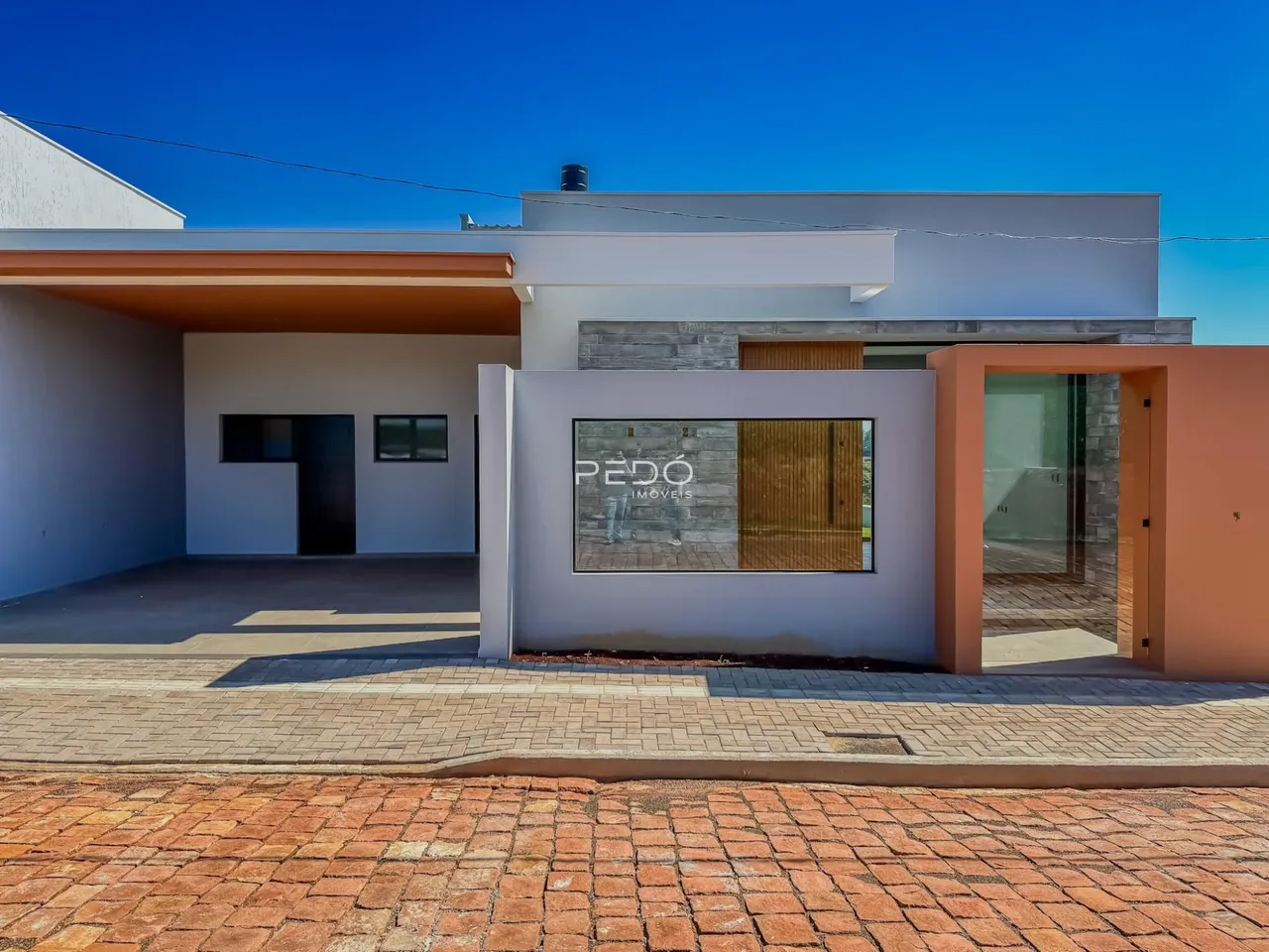 Fachada moderna de uma residência em Lajeado, Brasil.