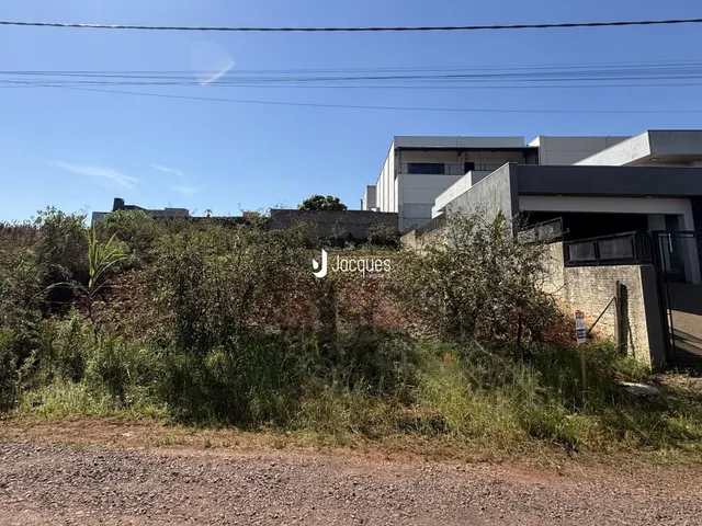 A fachada de uma residência em Lajeado, Brasil, com vegetação densa na frente.