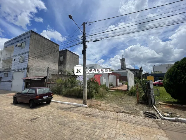 Vista externa de uma rua com edifícios no fundo.