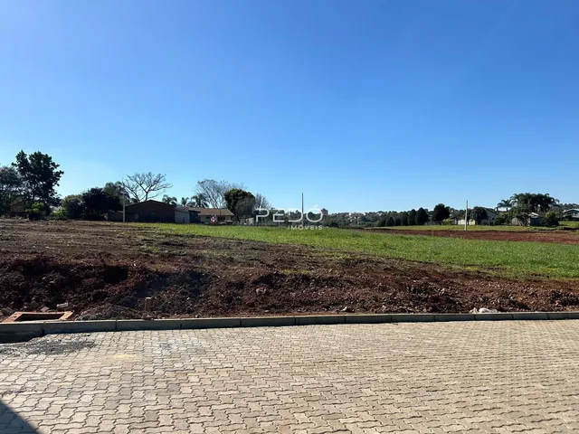 Vista da propriedade mostrando terra arada e paisagem ao fundo.