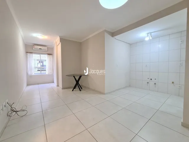 Sala de estar com piso e paredes brancas.